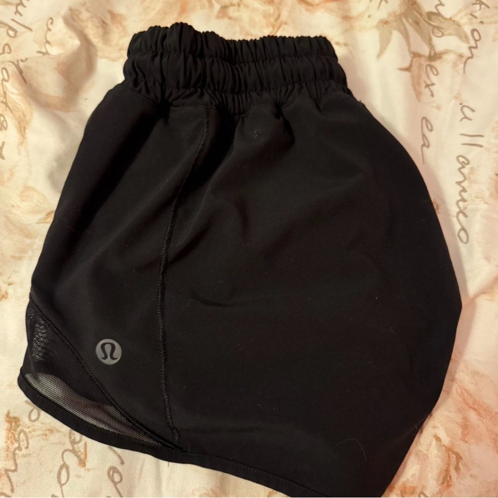 Lululemon Black Hotty Hot 2.5” Shorts 🖤